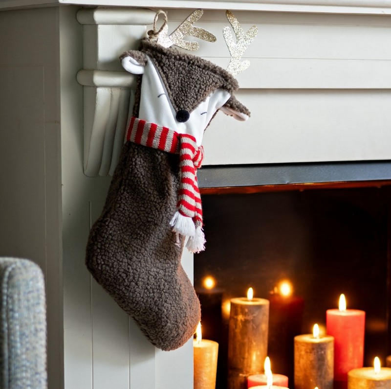 Calza della Befana a forma di renna bouclé con sciarpa in 2 varianti di colore: marrone scuro e marrone chiaro, con occhiello per essere appesa